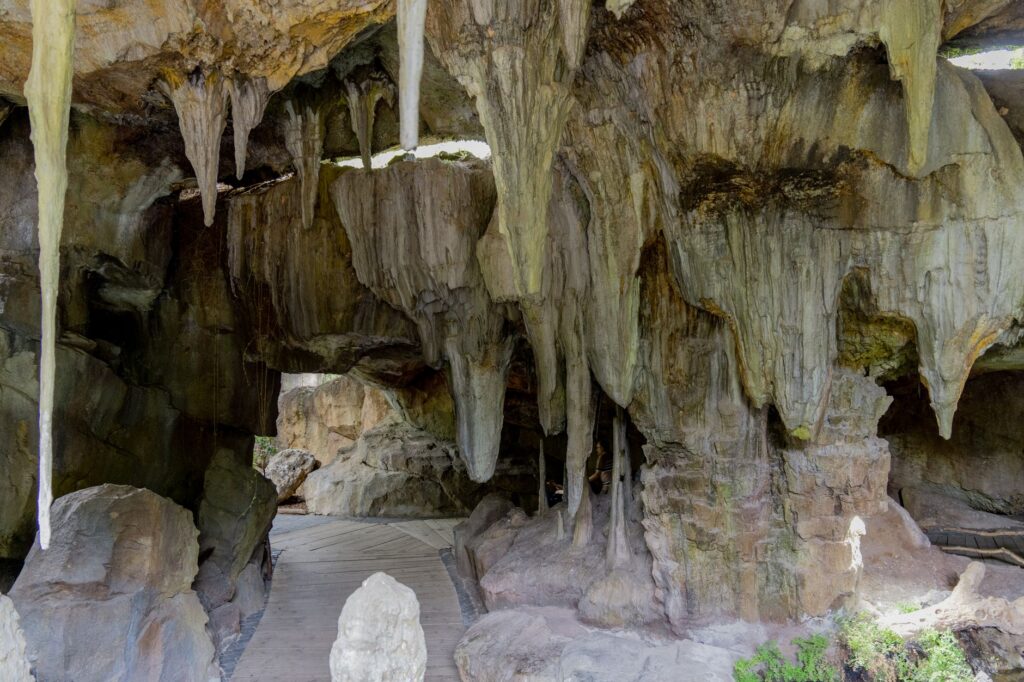 穿山洞景区旅游图片
