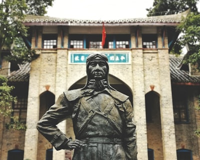 赵尚志雕像
