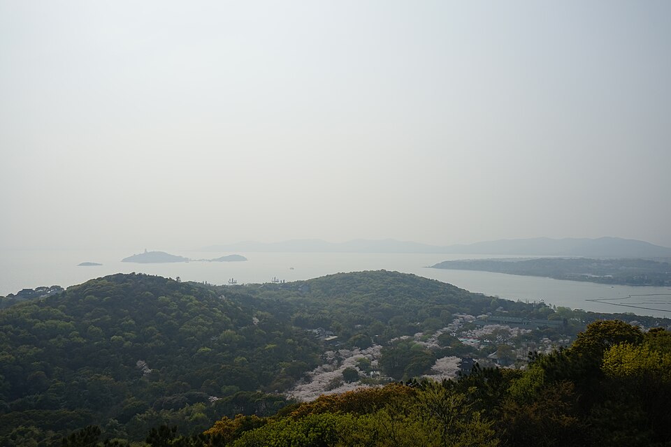 鹿顶山眺望鼋头渚全景图片