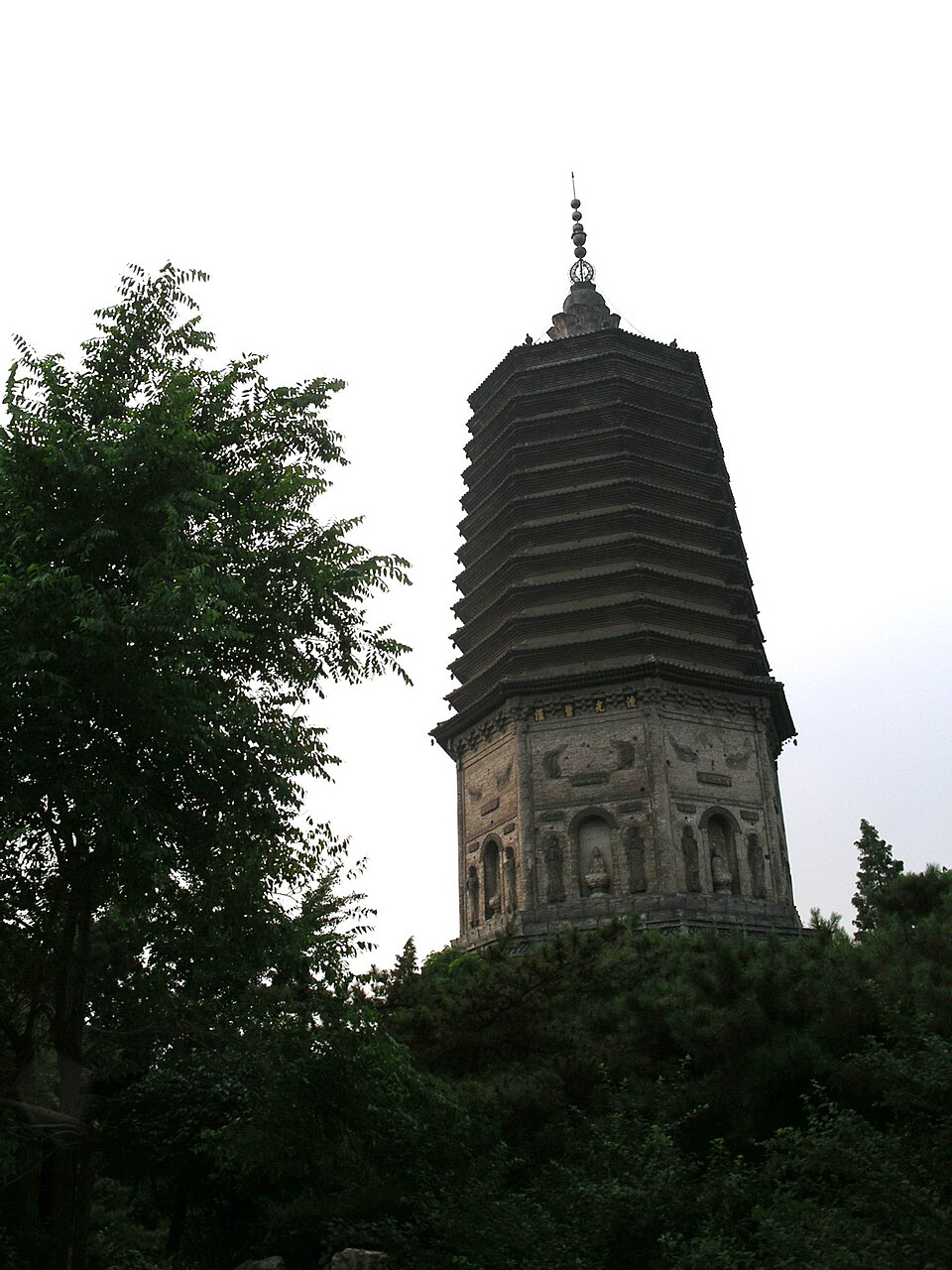 辽阳白塔实景图片