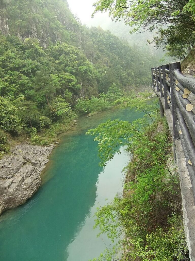 石桅岩溪流