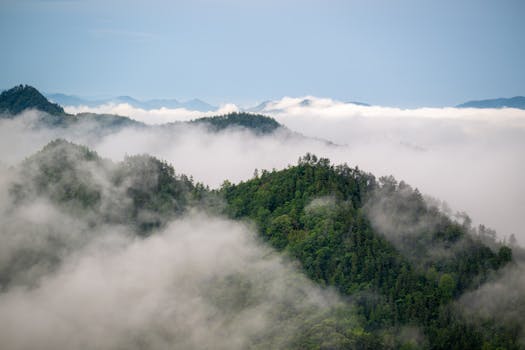 哈密天山风景区山峦云雾实景
