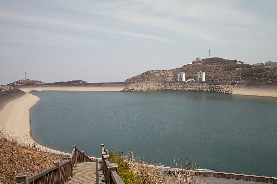 江南天池山顶水库远眺