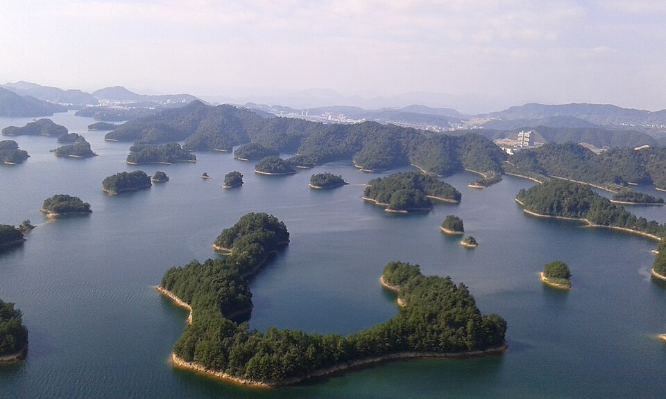 千岛湖岛屿近景实景图片