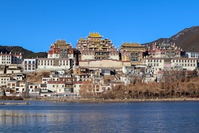 普莫雍措湖景