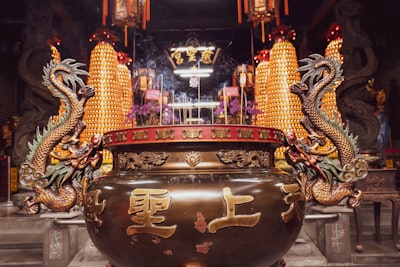 云阳龙缸景区内的大型花瓶装饰