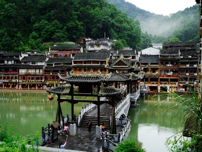 龙城古街特色木桥横跨小河