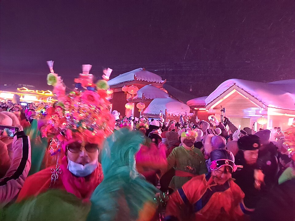 雪乡秧歌队近景表演
