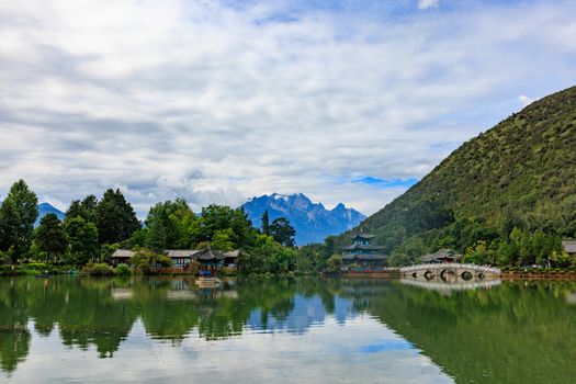 昆玉市玉龙喀什河观景带丘陵建筑