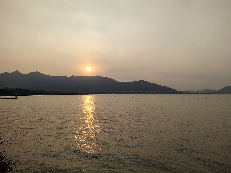 东钱湖日落实景图片
