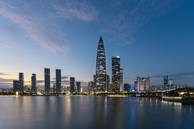 上海滨江大道黄浦江与城市天际线