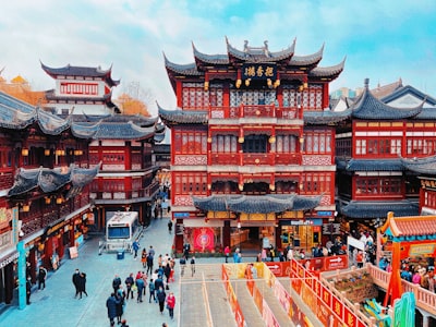 龙城古街游客漫步的街景