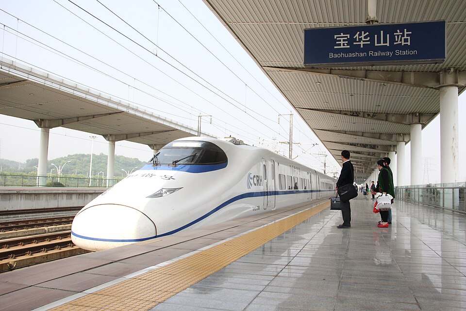 G7125次列车进宝华山站