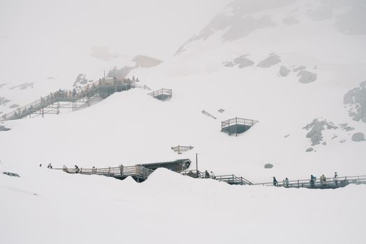 天津玉龙滑雪场雪地游客