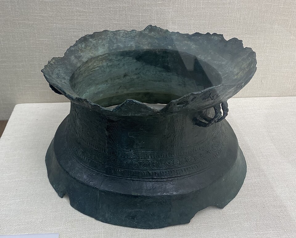 腾冲博物馆西汉猴桥大横山石寨山型铜鼓