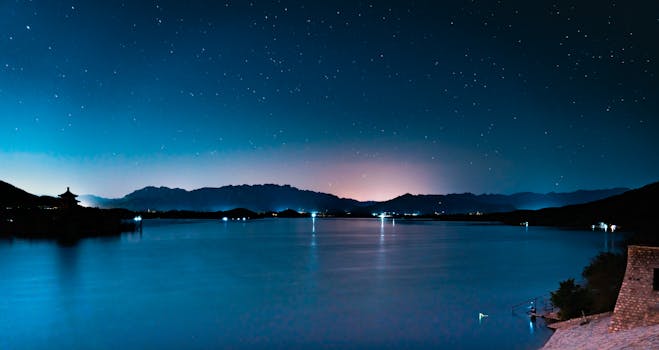 闪电湖日落剪影实景图片