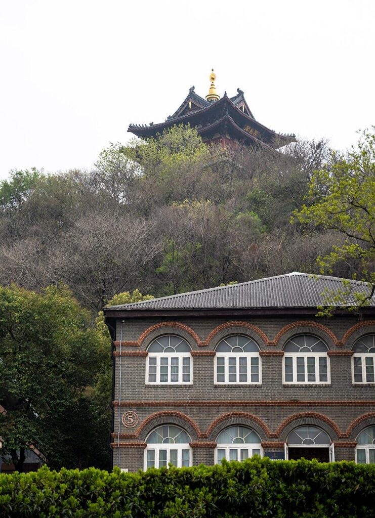 镇江博物馆与云台山全景实景图片