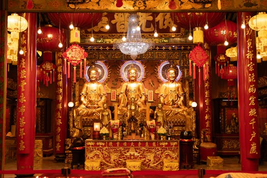 金灯寺三尊金色佛像近景