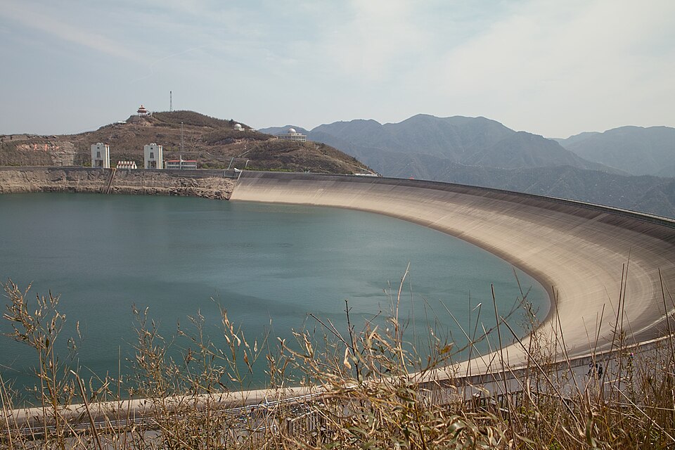 江南天池水库湖面近景