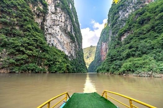 太行赤壁悬流峡谷实景图片