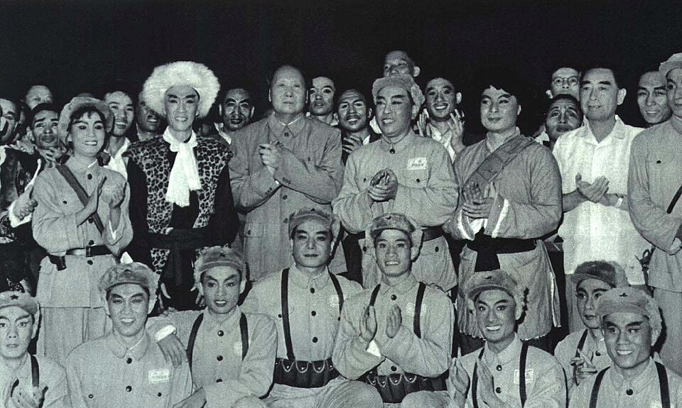 威虎山历史照片：毛泽东与智取威虎山剧组