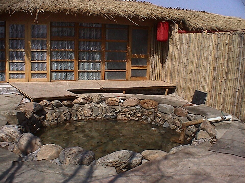 熊岳温泉露天浴池实景