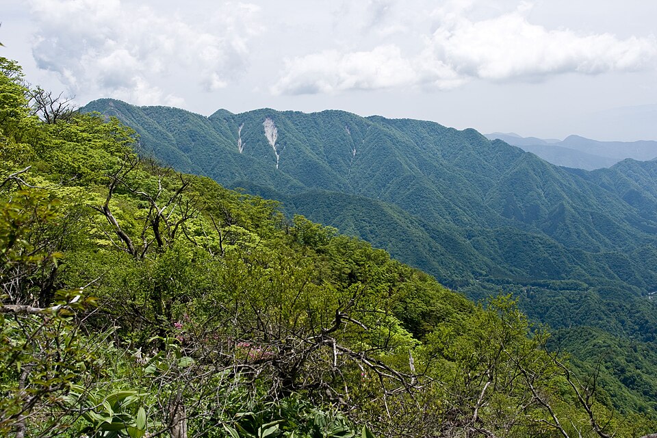 石棚山山脊远眺实景图片