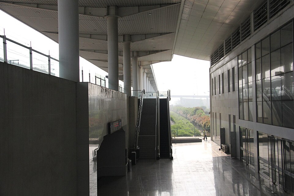 宝华山火车站走廊实景