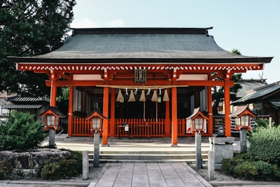 海眼寺橙黑木制寺庙白天实景