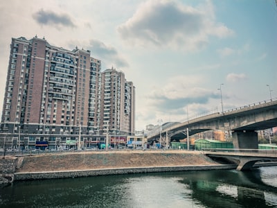 安平古镇白色建筑旁有水景的实景图