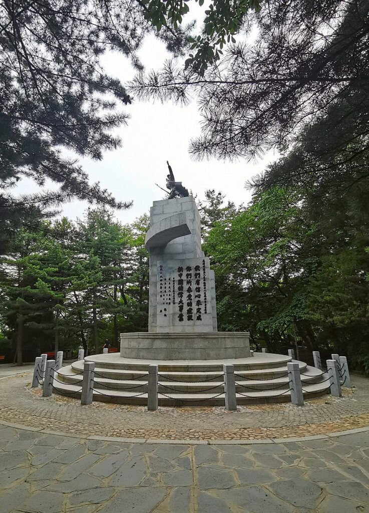 锦江山公园辽东解放烈士纪念塔实景图片