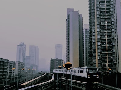 李子坝轻轨站周边江景