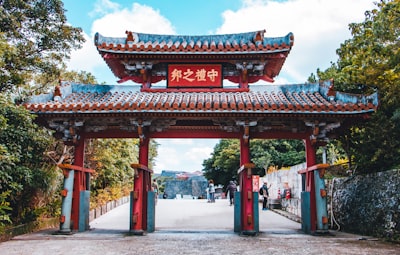 海眼寺红白中国寺庙实景