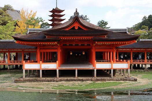 日本严岛神社海上鸟居与宫殿