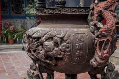 云阳龙缸景区步道旁的花瓶装饰