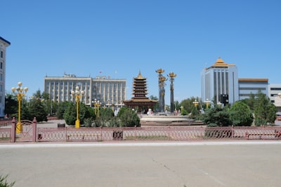辽阳站前广场附近特色建筑