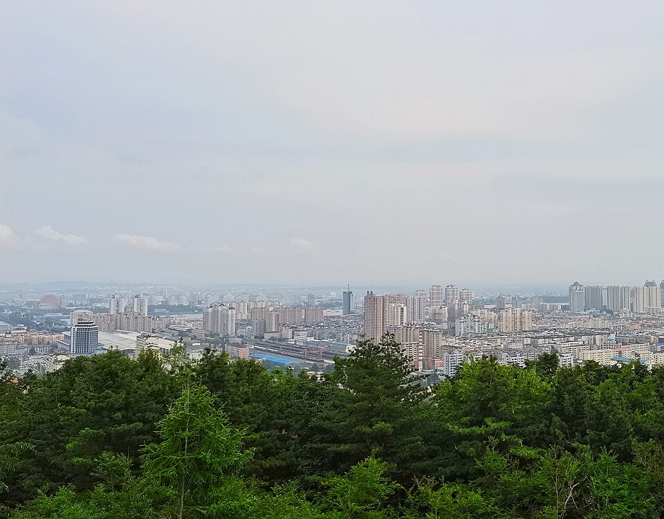 从锦江山公园眺望丹东市区实景图片