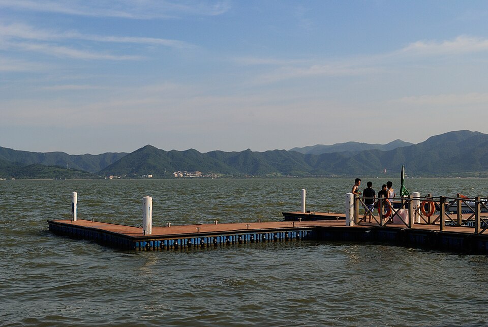 东钱湖边小码头实景图片