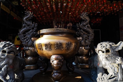 云阳龙缸景区的石狮与花瓶组合