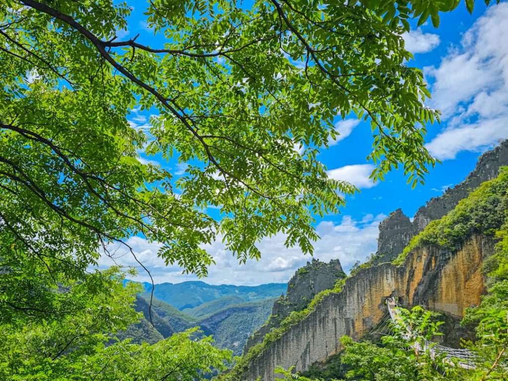 青松岭大峡谷实景图片