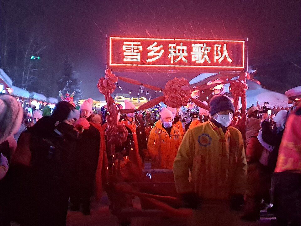 雪乡秧歌队表演场景