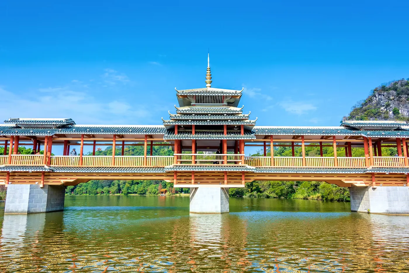 龙潭公园适合白天慢走,正午闷热时别硬晒