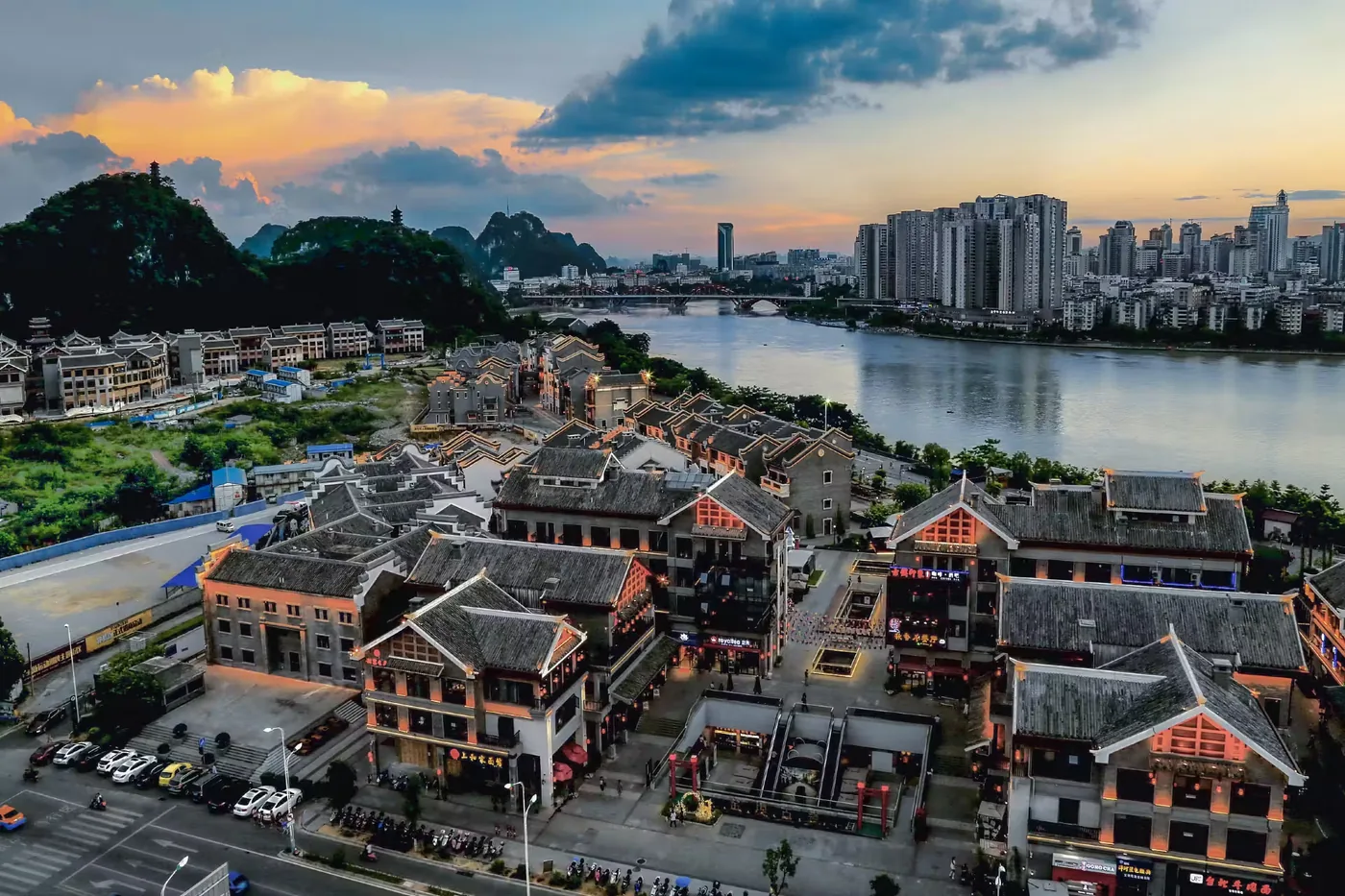 窑埠古镇夜景好看,饭点排队要提前收住
