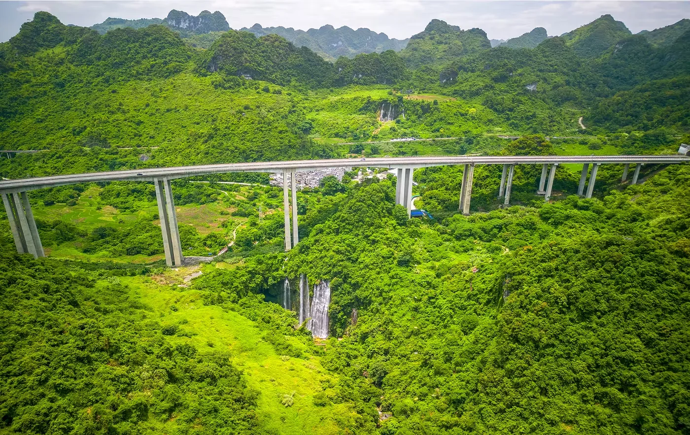 古龙山大峡谷实景图片