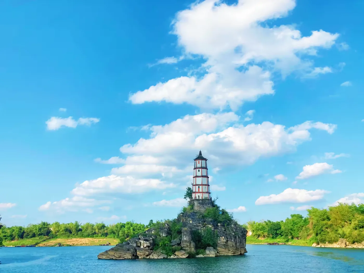 左江斜塔实景图片