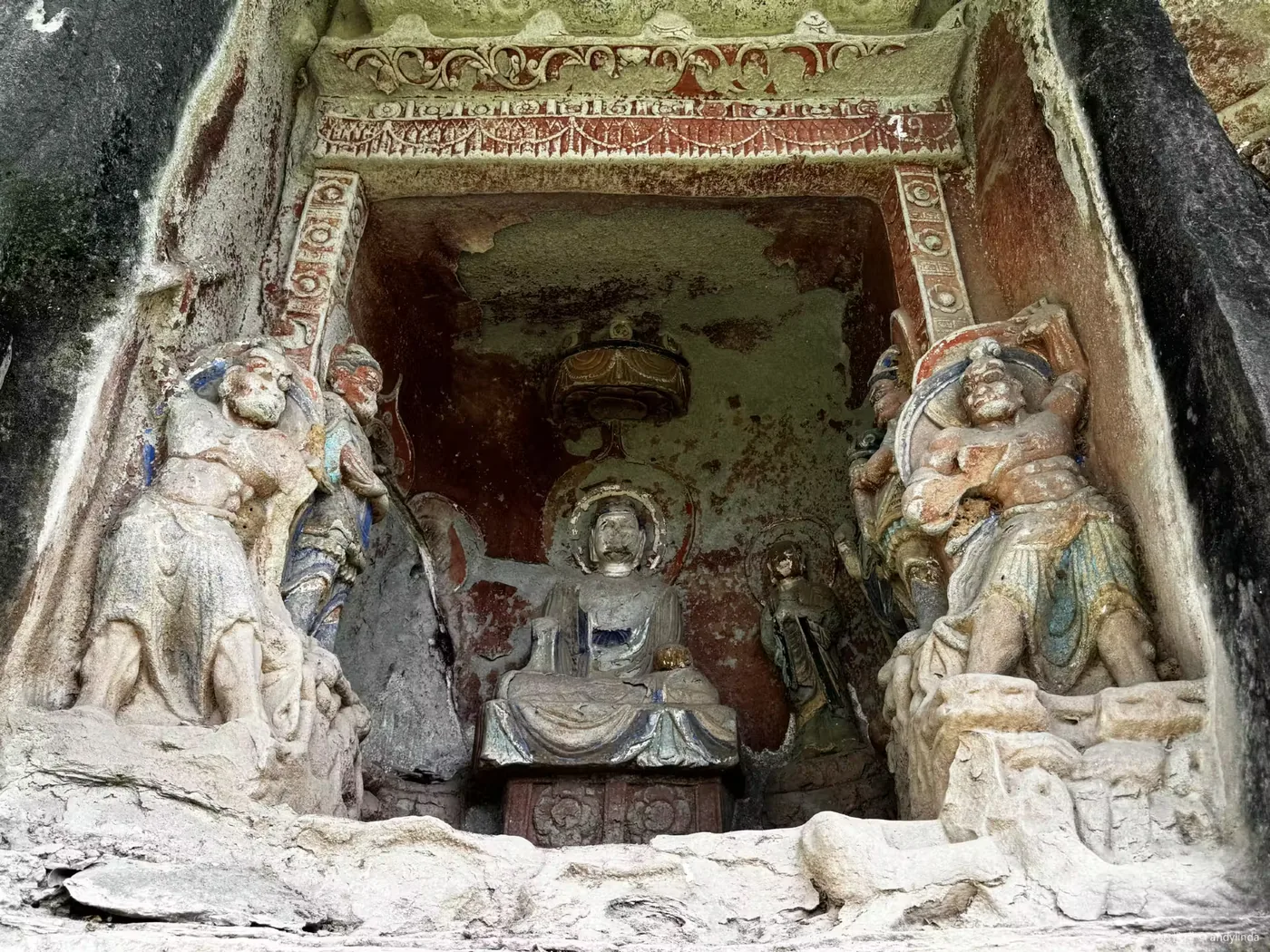西龛摩崖造像实景图片