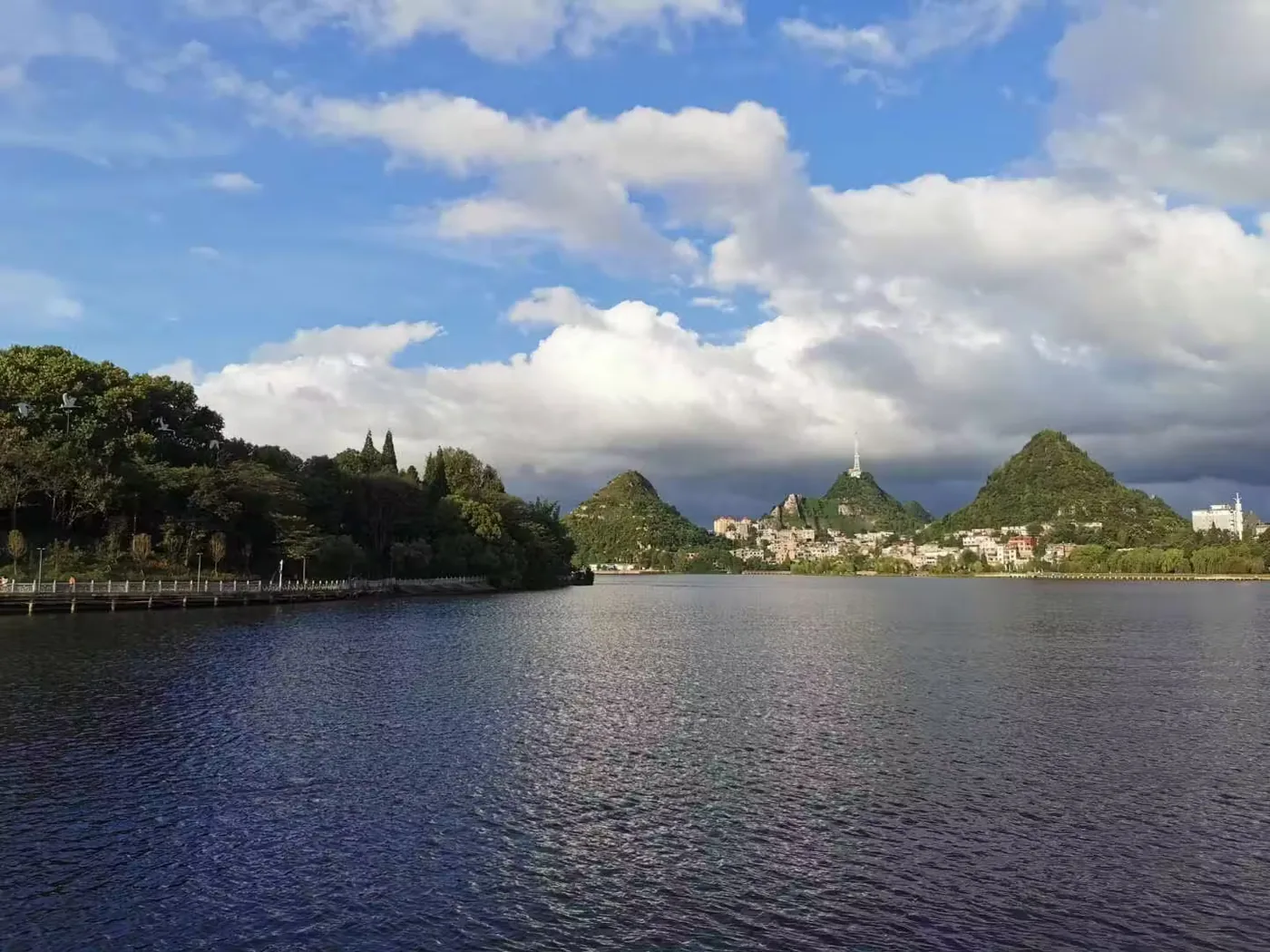 虹山湖公园实景图片