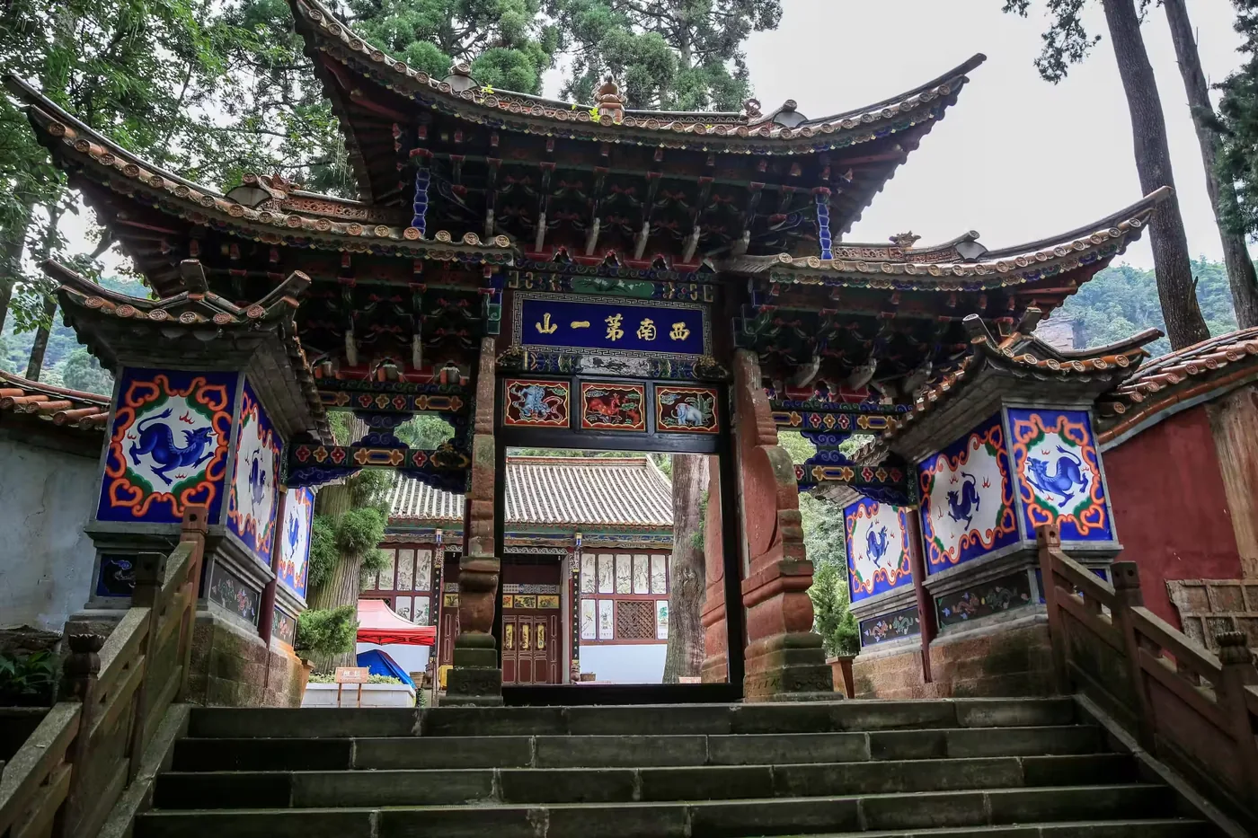 武定狮子山实景图片