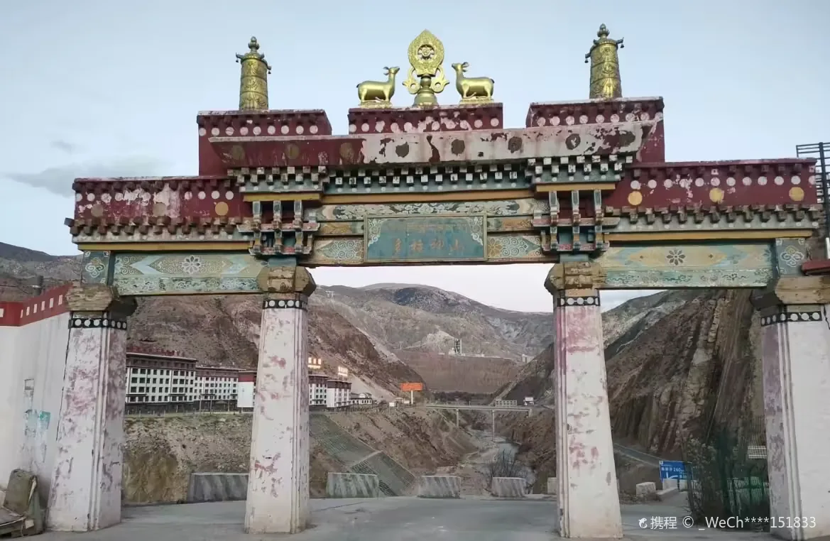 多拉神山实景图片