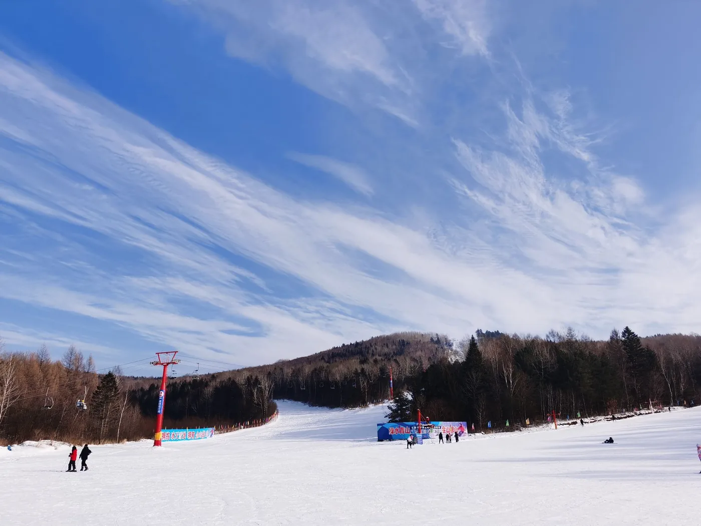梅花山滑雪场风景图片